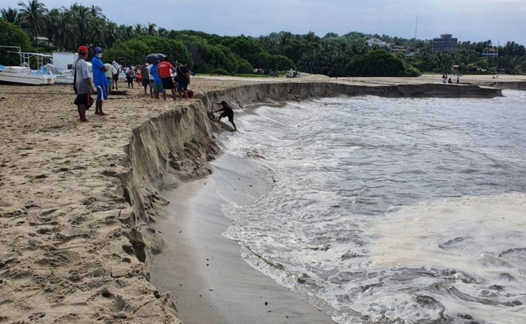 Mar se aleja 50 metros de la línea de playa en Puerto Escondido, a causa de la pleamar