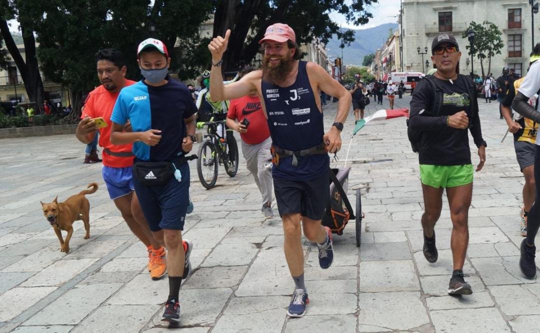 Llega a Oaxaca “Forrest Gump”, atleta alemán que busca atravesar México en 120 días