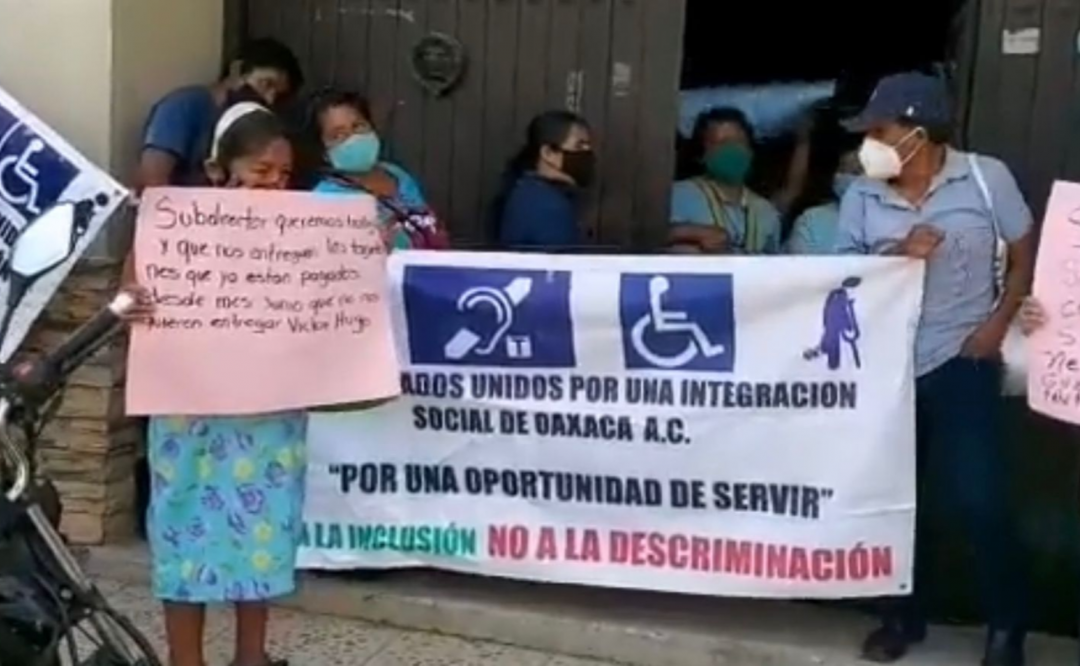 Protestan comerciantes con discapacidad en oficinas municipales de Oaxaca; exigen permisos de venta