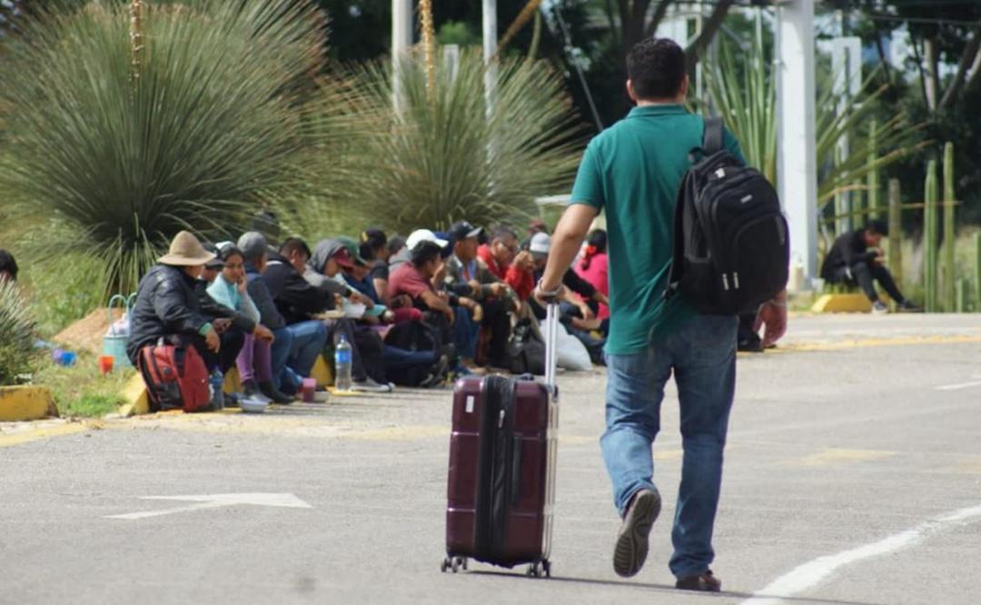 Organizaciones bloquean crucero del aeropuerto de Oaxaca; protestan en 4 regiones y exigen audiencia con Murat