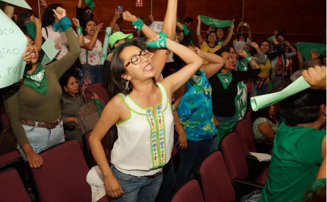 Celebran colectivas feministas de Oaxaca decisión de la Corte de despenalizar el aborto en todo el país