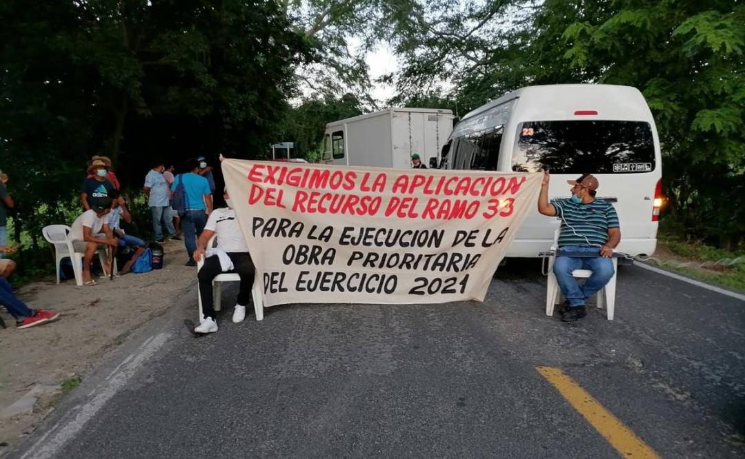 Pobladores de San José Manialtepec bloquean carretera a Puerto Escondido; Segego llama al diálogo