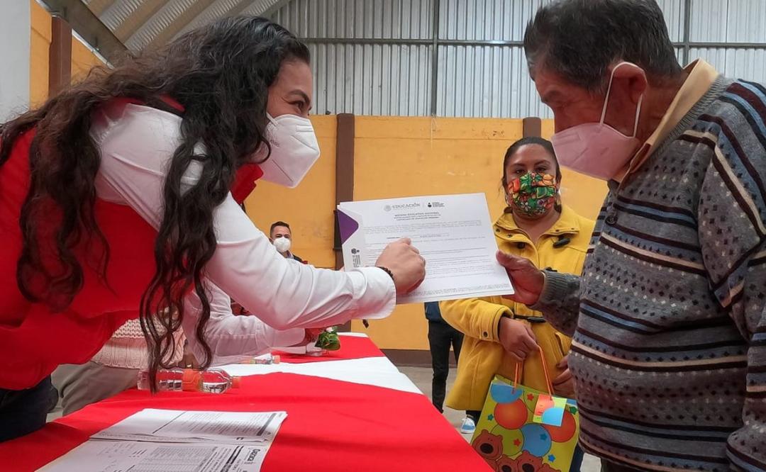 Adultos mayores de la Mixteca de Oaxaca concluyen con éxito la primaria y secundaria