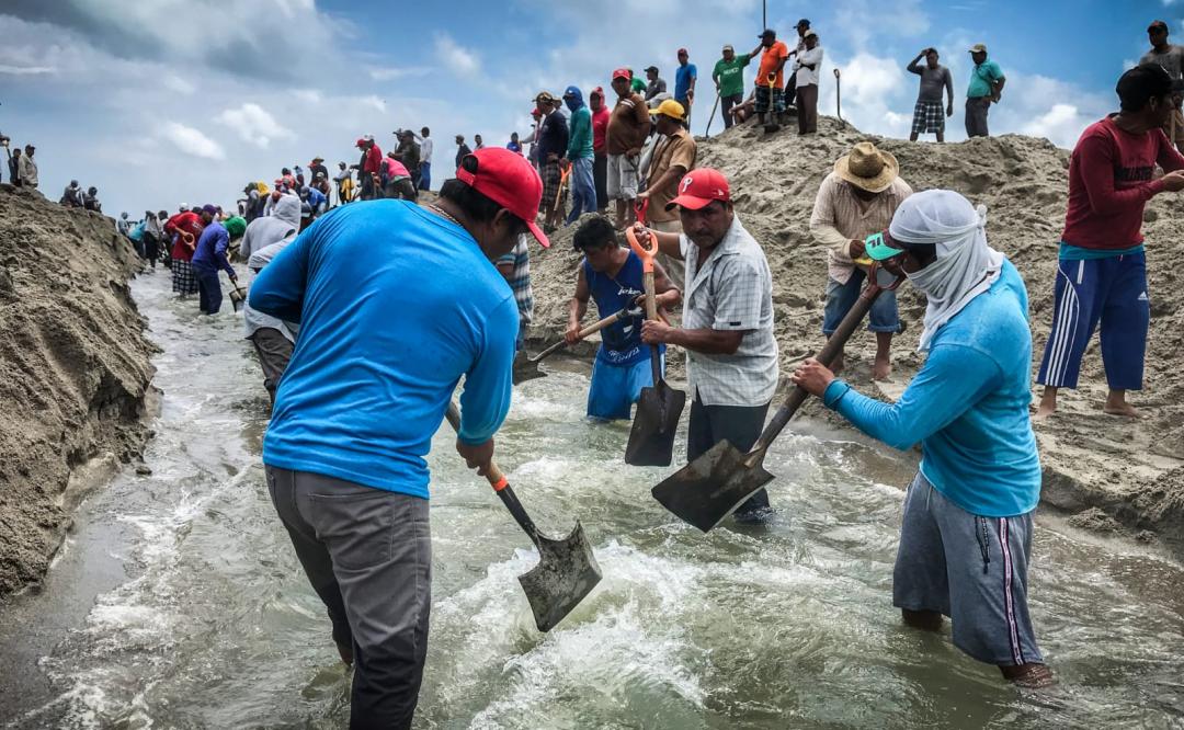 Habitantes ikoots y pescadores se unen para abrir bocabarra y drenar inundación en San Dionisio del Mar, Oaxaca
