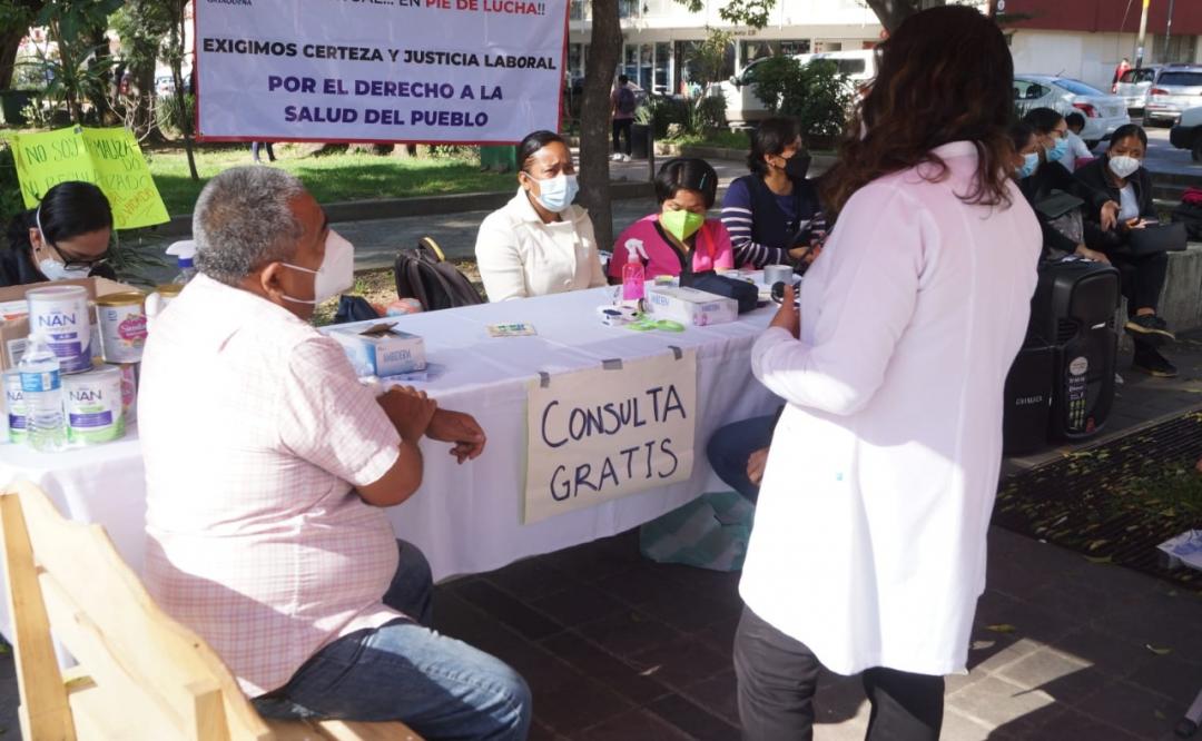 Trabajadores de Salud sin sindicato protestan con consultas gratuitas en Oaxaca; piden entrar a mesa de diálogo