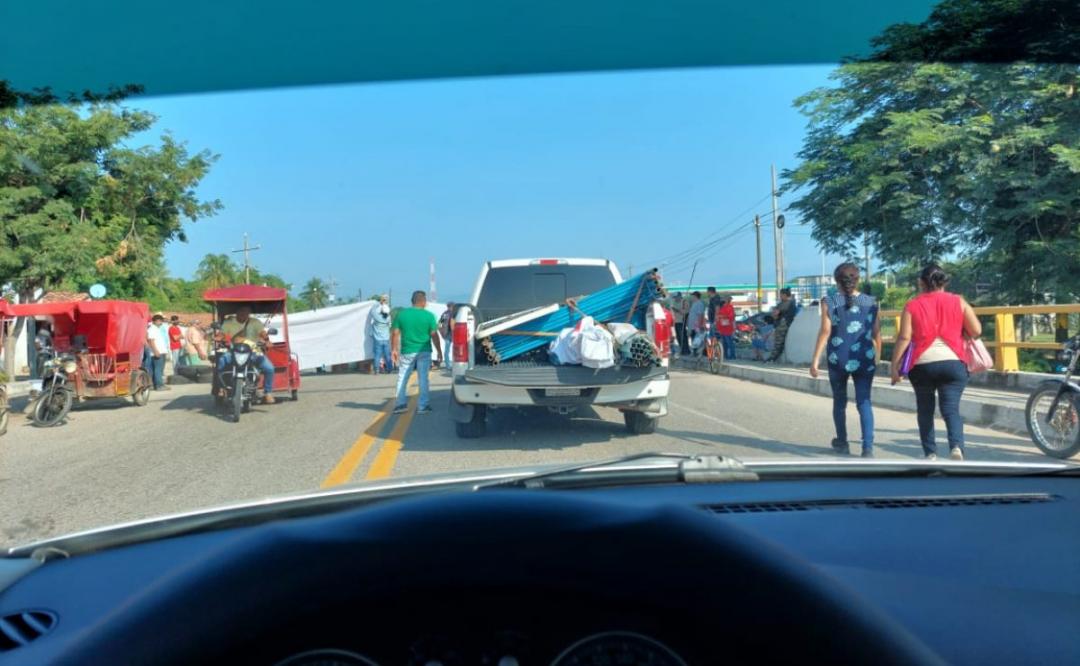 Zoques de los Chimalapas, Oaxaca, bloquean carretera a Chiapas; exigen entrega de recursos