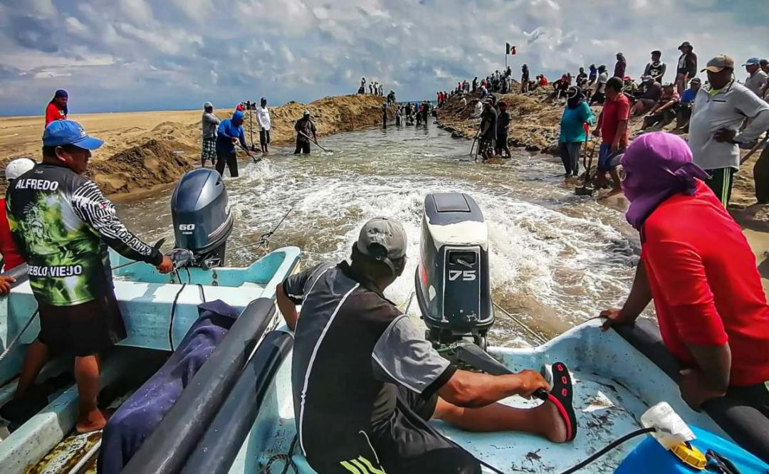Bloquean pescadores ikoots la carretera Panamericana en Oaxaca; piden liberación de 16 mdp