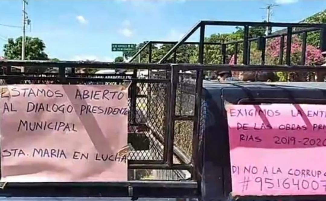 Quedan varados turistas por bloqueo de carretera a Huatulco; pobladores de Huamelula piden obras