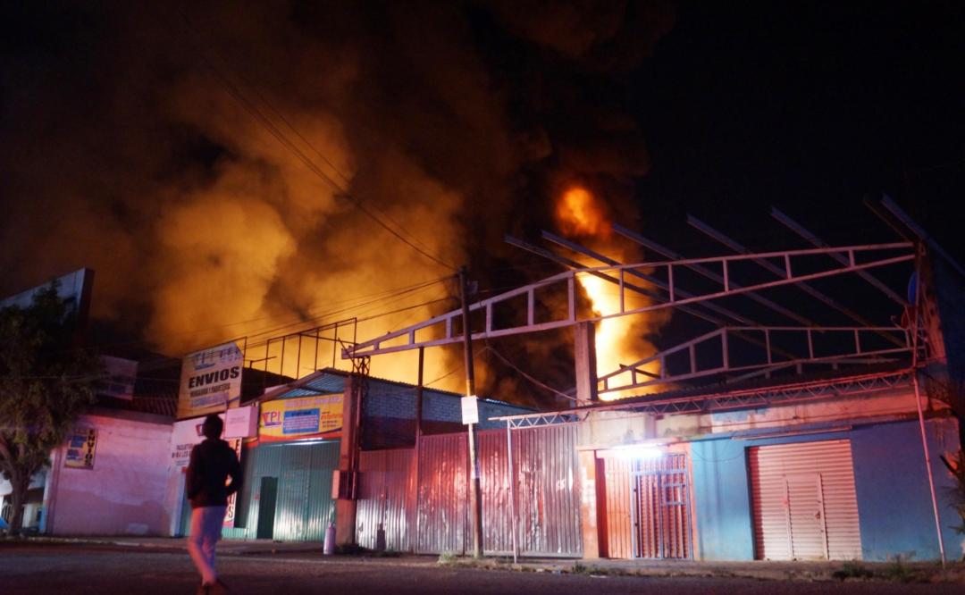 Auto se impacta en negocio de pinturas y desata fuerte incendio en San Sebastián Tutla, Oaxaca