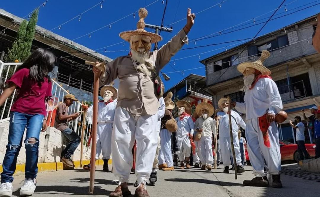 Para celebrar a vivos y difuntos, vuelven huehuentones a pueblos mazatecos de la Cañada de Oaxaca