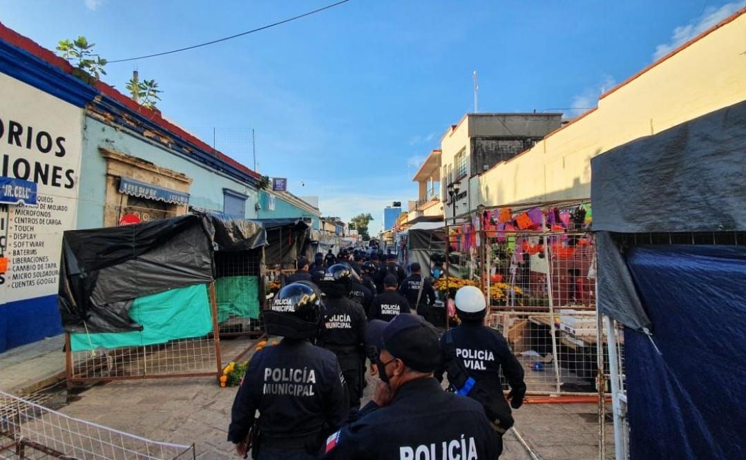 Con gases, policía de la ciudad de Oaxaca desaloja a ambulantes; “sin incidentes”, reportan