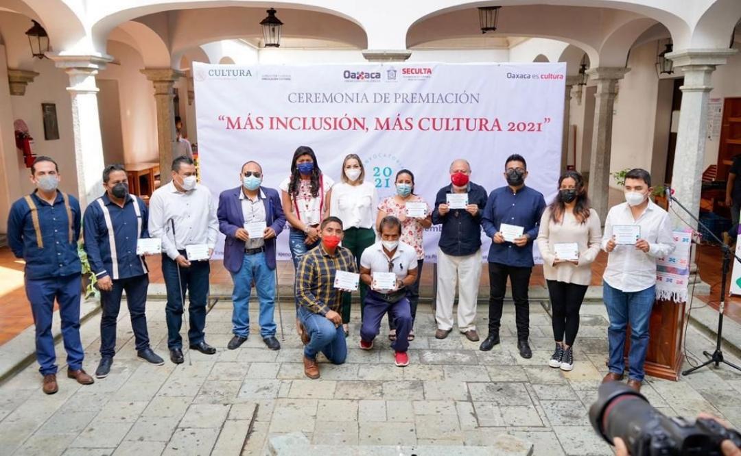 Entregan premios y reconocimientos a proyectos de fomento a artes y cultura de Oaxaca
