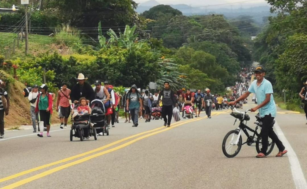 Avanza caravana de migrantes hasta los límites de Oaxaca; retén los espera en Veracruz