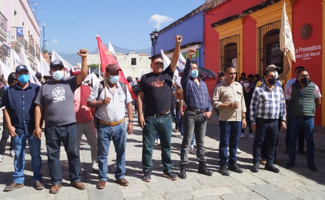 Retiran comerciantes de UACOL vallas metálicas del centro de Oaxaca; piden diálogo con edil