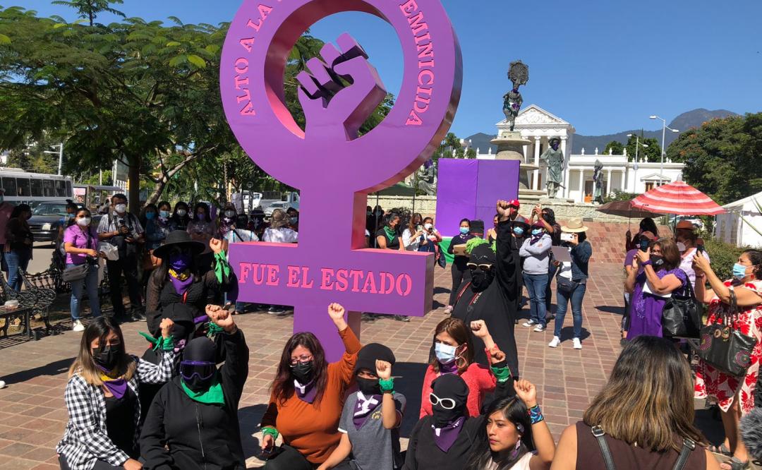 Con indignación y Antimonumenta contra feminicidios, mujeres de Oaxaca exigen freno a la violencia