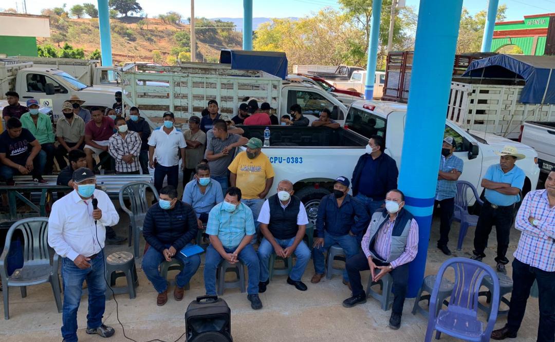 Pobladores de Barranca Larga liberan 29 vehículos de empresas que construyen vía a la Costa de Oaxaca