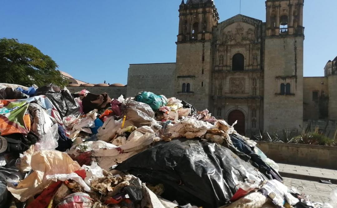 Trabajadores de limpia arrojan basura en calles del Centro Histórico de Oaxaca, en protesta contra edil