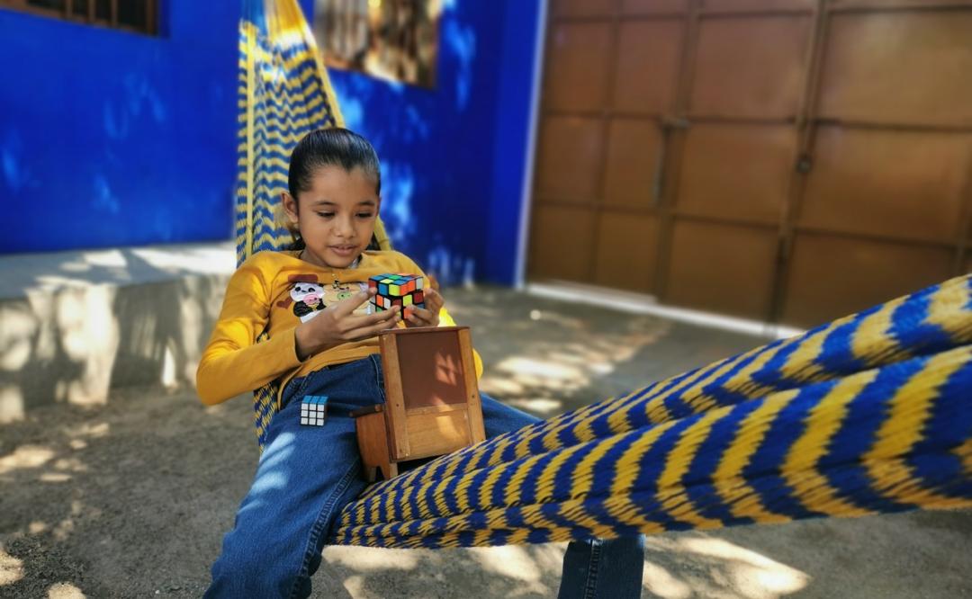 Victoria Bizu, una escritora zapoteca de 8 años que presenta su primera obra, Los colores perdidos