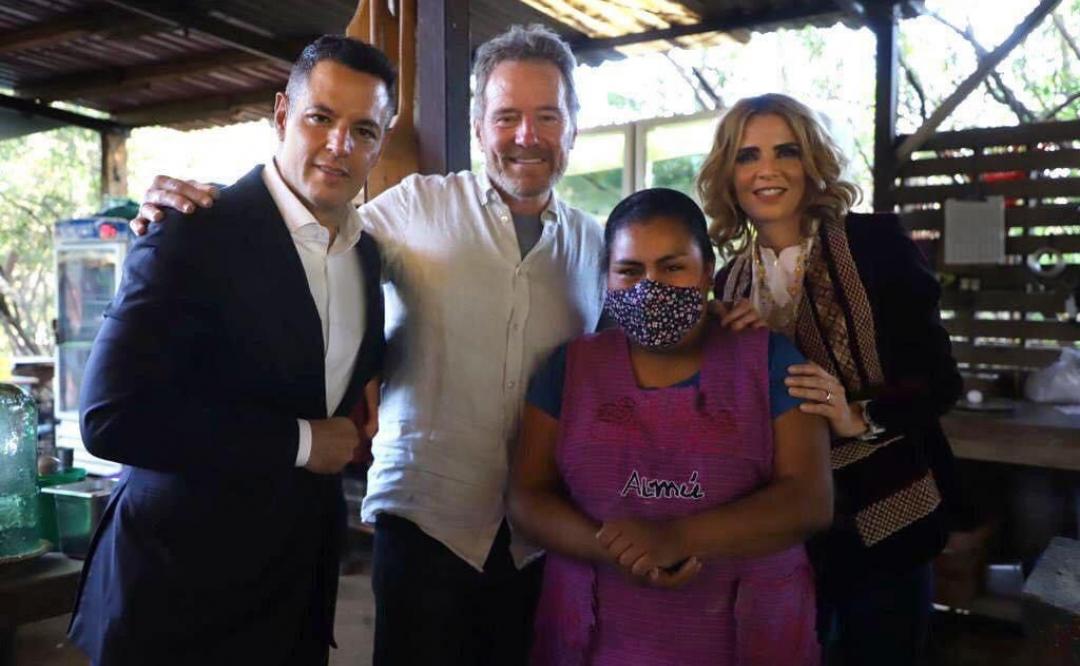 Recibe Murat al actor Bryan Cranston, de visita en San Martín Tilcajete, Oaxaca