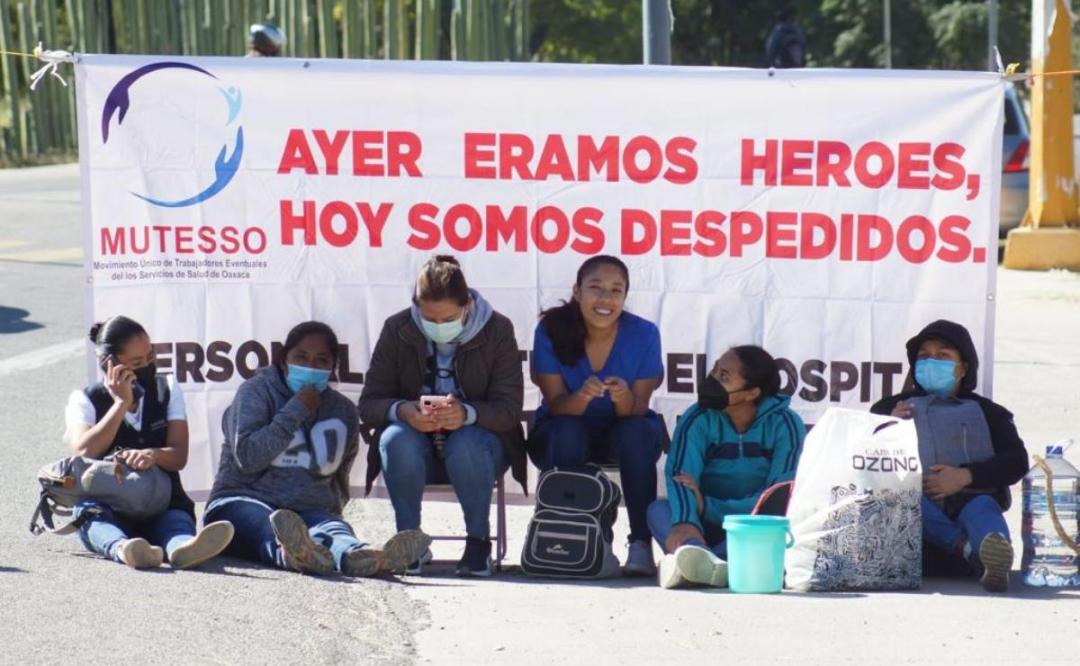 Extrabajadores de Salud exigen recontratación inmediata  y aguinaldo 2021; bloquean aeropuerto de Oaxaca