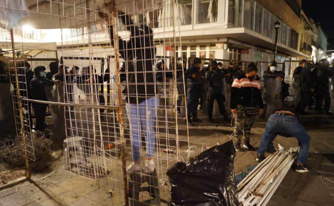 Con operativo de 200 policías, desalojan a comerciantes ambulantes de calles aledañas al zócalo de Oaxaca