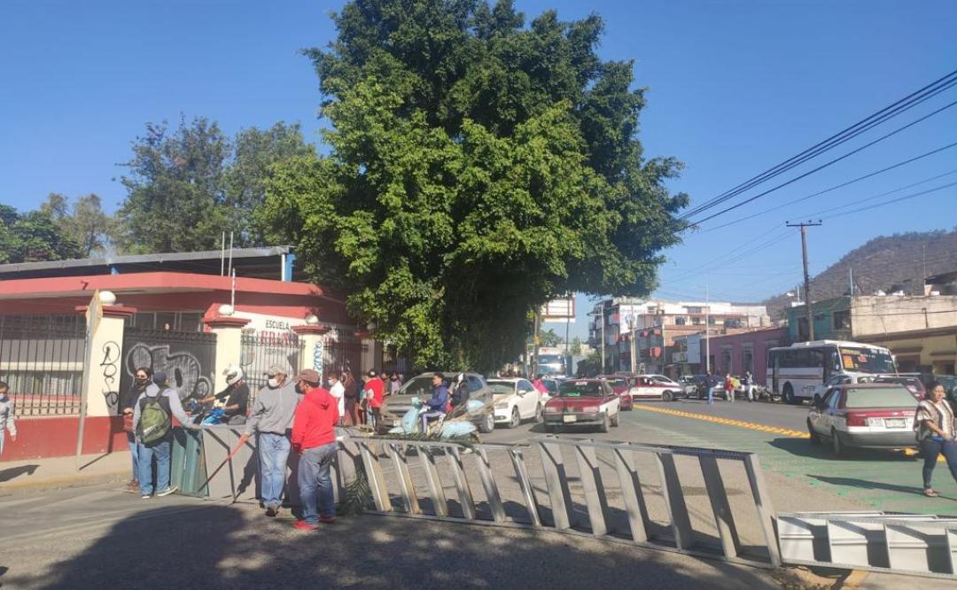 Mantienen 4 sindicatos bloqueos en la capital de Oaxaca hasta que municipio pague aguinaldo