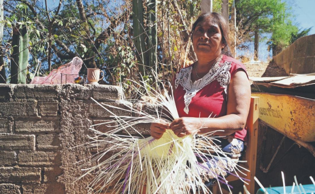 Tejiendo palma sin descanso, así se vive en Zahuatlán, Oaxaca, el municipio más pobre de México