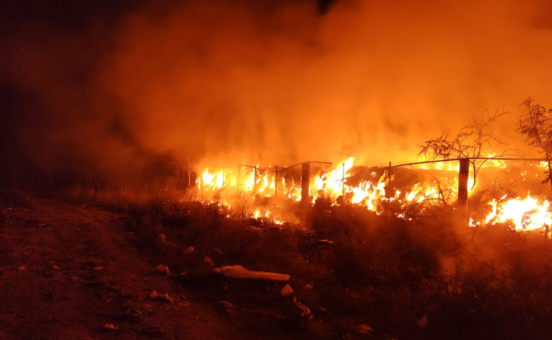 Se desata fuerte incendio en basurero de San Antonino Castillo Velasco; cuerpos de emergencia de Oaxaca logran controlarlo
