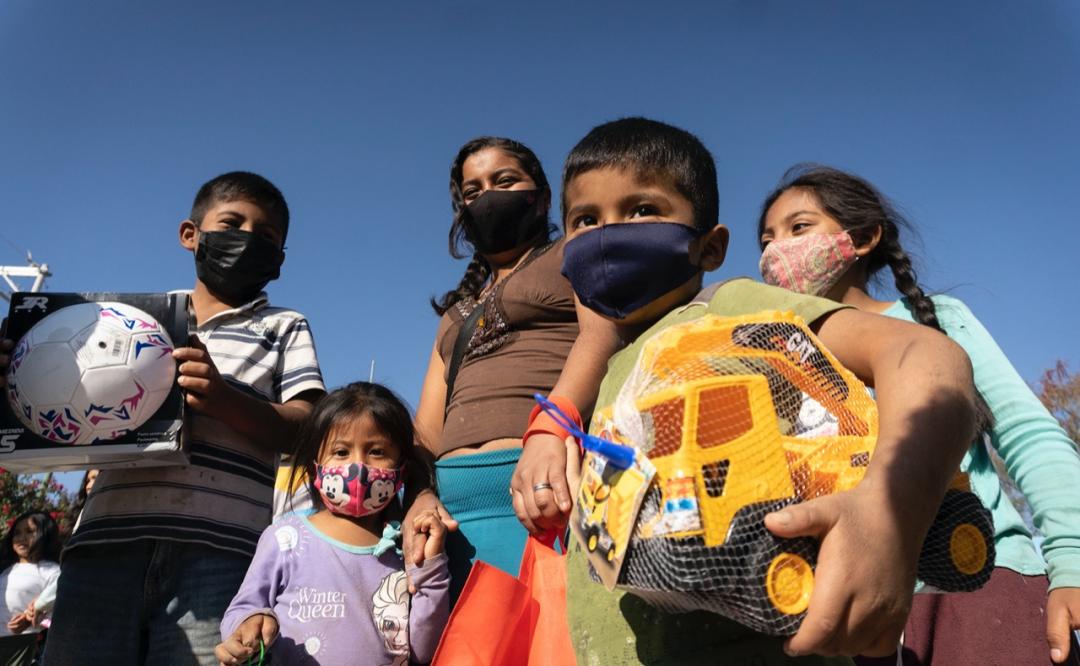Reyes Magos que juegan futbol: Club Dragones dona juguetes a niños de colonias con alta marginación en Oaxaca