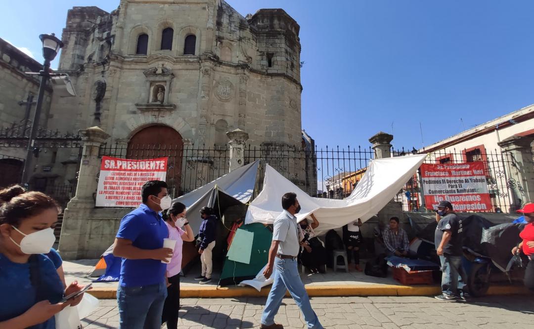 Atenderá Oaxaca de Juárez a comerciantes todos los lunes; pese a mesa, ambulantes siguen en plantón