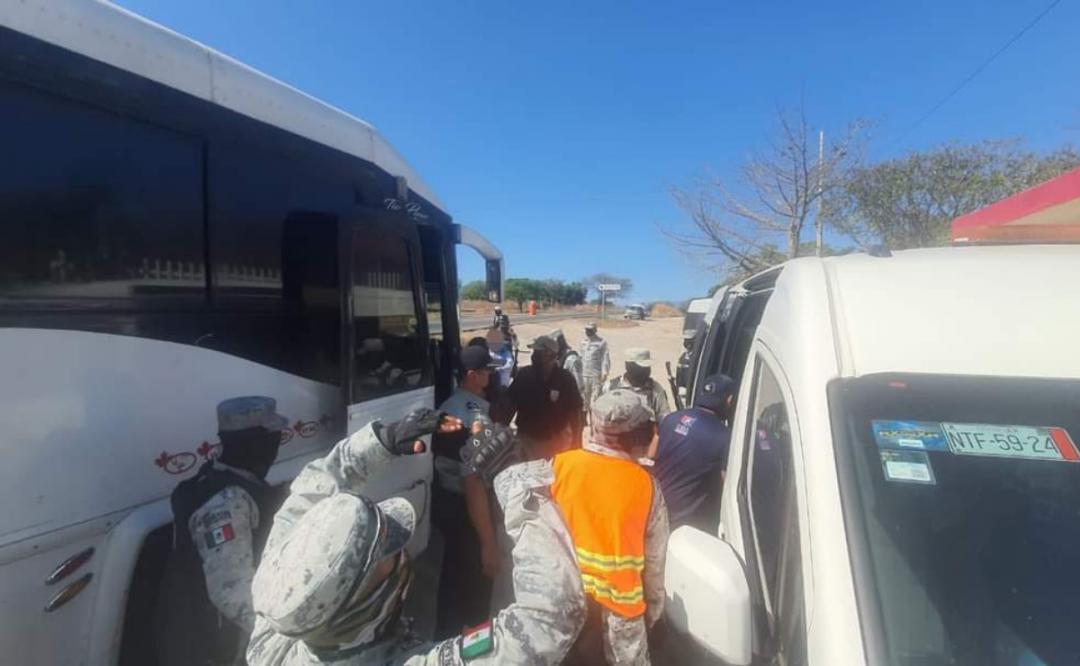 Asegura INM  a 57 migrantes ilegales que viajaban en autobús turístico en el Istmo, Oaxaca