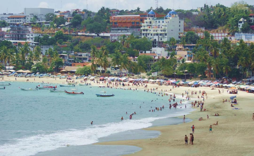 Ante aumento de contagios de Covid-19, Puerto Escondido reduce al 50% aforo de playas y hoteles