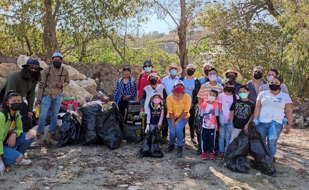 Activistas limpian río de la Mixteca de Oaxaca; piden retomar tequio para abordar temas ambientales