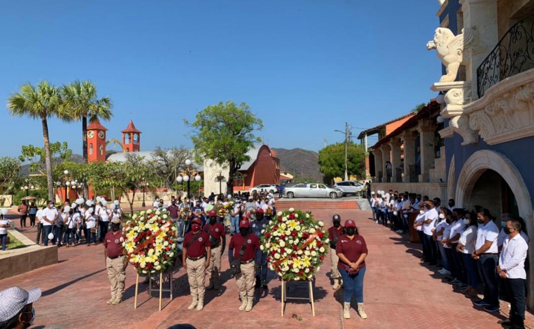 Despiden con honores a escolta y fotógrafo de edil de Tapanatepec, asesinados en atentado en Oaxaca
