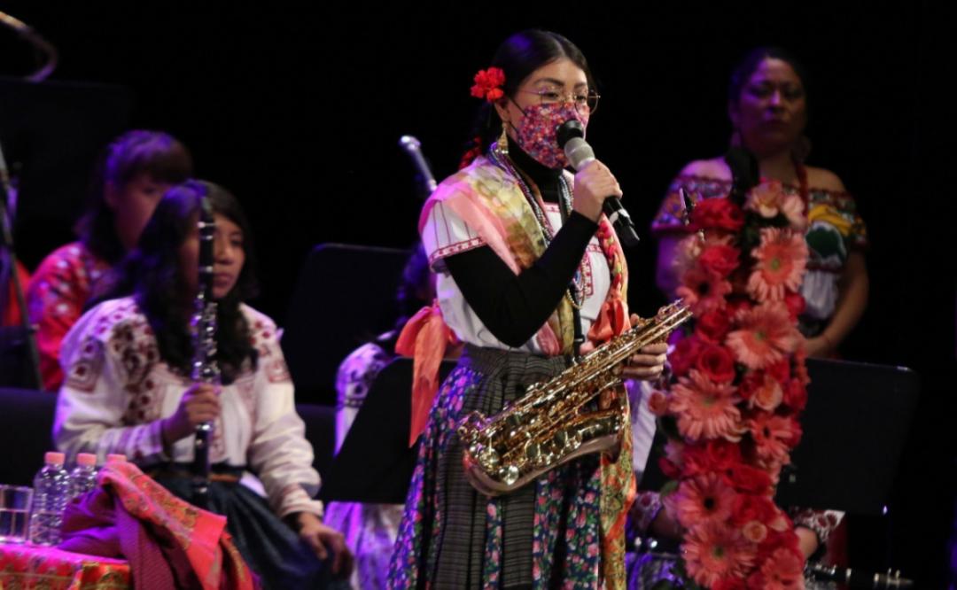 Vuelve saxofonista Malena Ríos a los escenarios, tras más de 2 años de ataque con ácido en Oaxaca