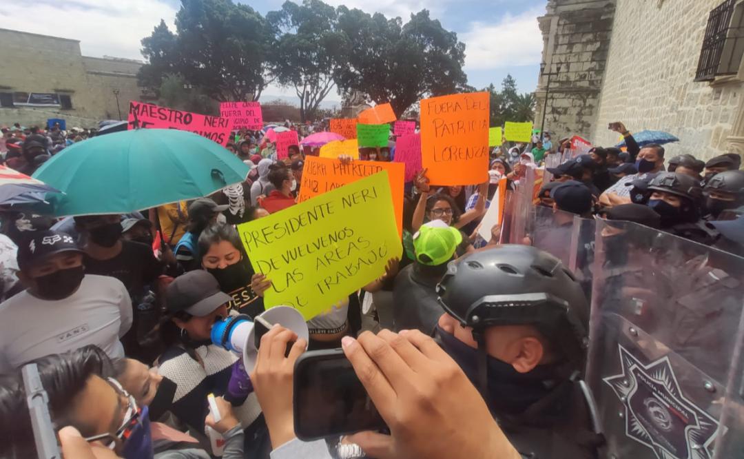 Comerciantes ambulantes de la ciudad de Oaxaca exigen espacios para trabajar, policías impiden acceso al palacio municipal