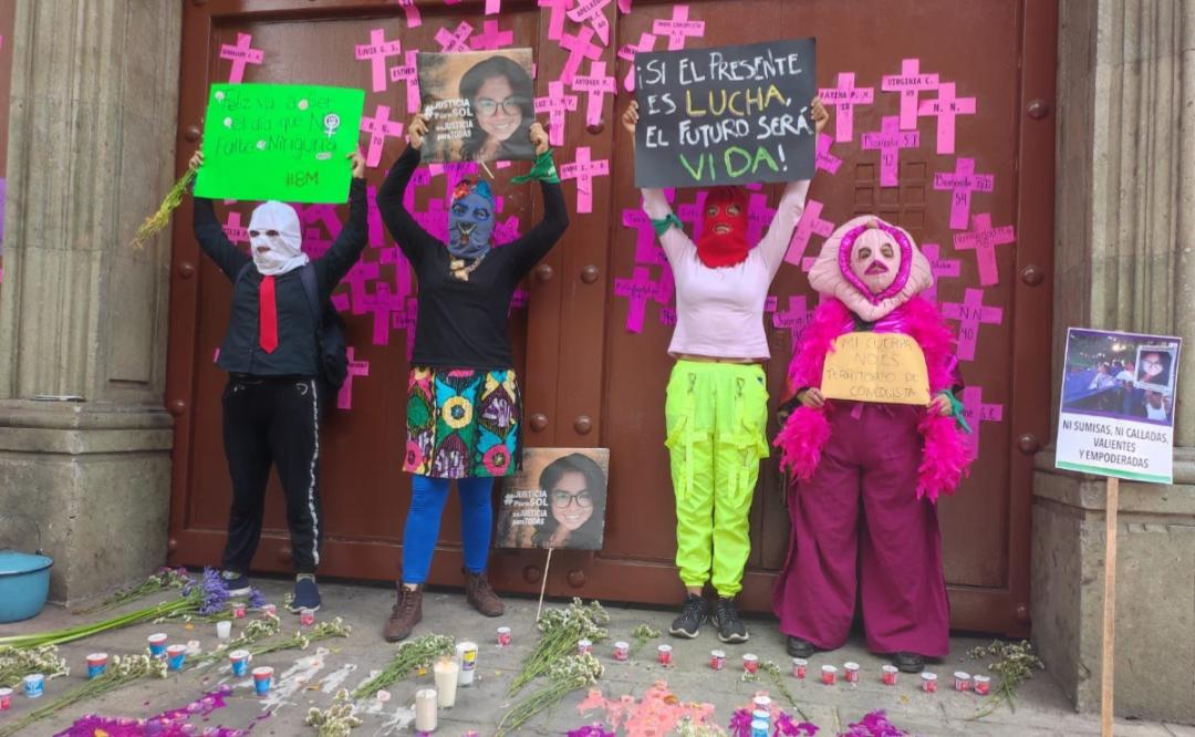 Feministas exigen justicia por las mujeres asesinadas en el estado frente a la Casa Oficial de Gobierno de Oaxaca.