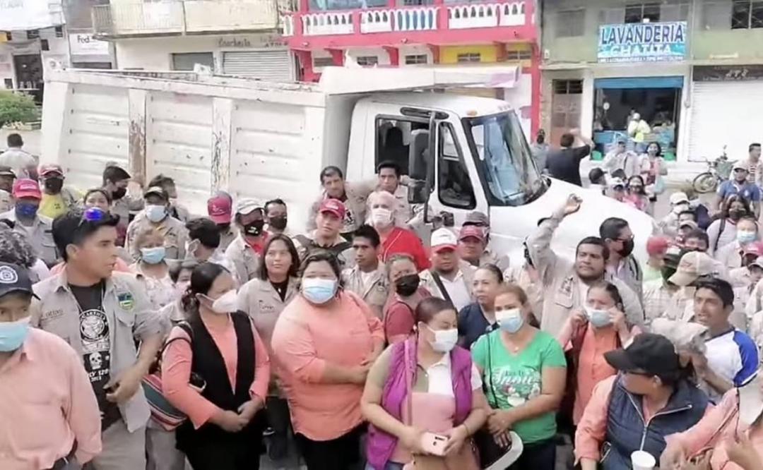 Por quinta ocasión este año, trabajadores municipales de Matías Romero, Oaxaca, protestan por falta de pago de quincena