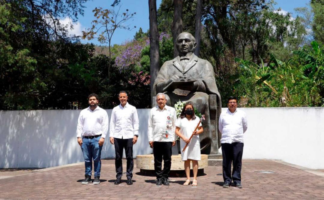 Previo al 216 natalicio de Benito Juárez, se reúne AMLO con autoridades de la Sierra Norte de Oaxaca