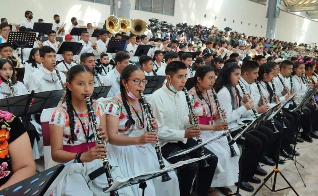 Con himno Dios Nunca Muere, seis bandas de Oaxaca engalanan inauguración del AIFA