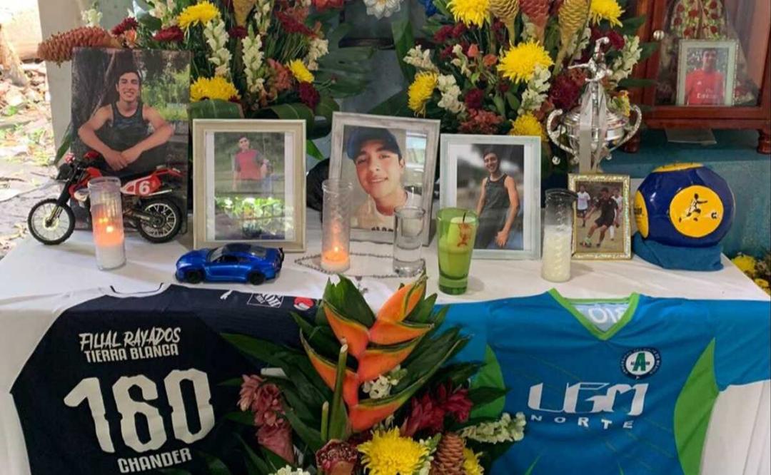 Alexander, futbolista de 16 años, fue asesinado de un tiro en la cabeza por parte de un policía municipal de Acatlán de Pérez Figueroa.