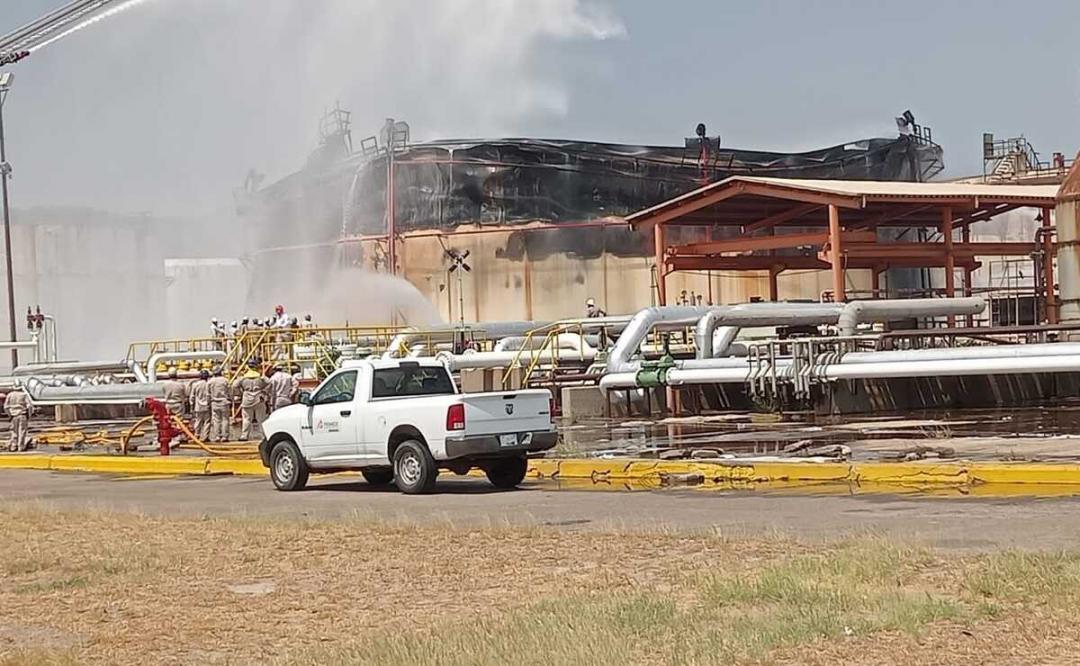 Estiman en 100 mdp pérdidas por incendio de 33 mil barriles de gasolina en refinería de Salina Cruz, Oaxaca