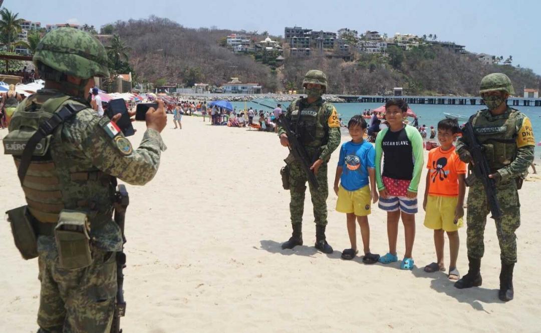 Huatulco. Ni militares ni aumento de precios alejan a visitantes de la playa; familias abarrotan destino