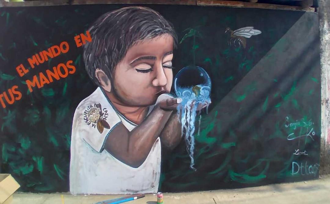 Mural "El mundo en tus manos" del artista plástico Sergio Sarabia.