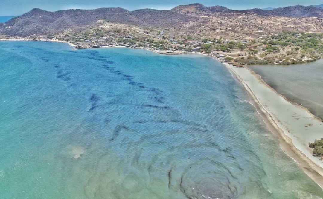 Derrame de Pemex contamina playa y mar en Istmo de Oaxaca; pescadores piden intervención de autoridades
