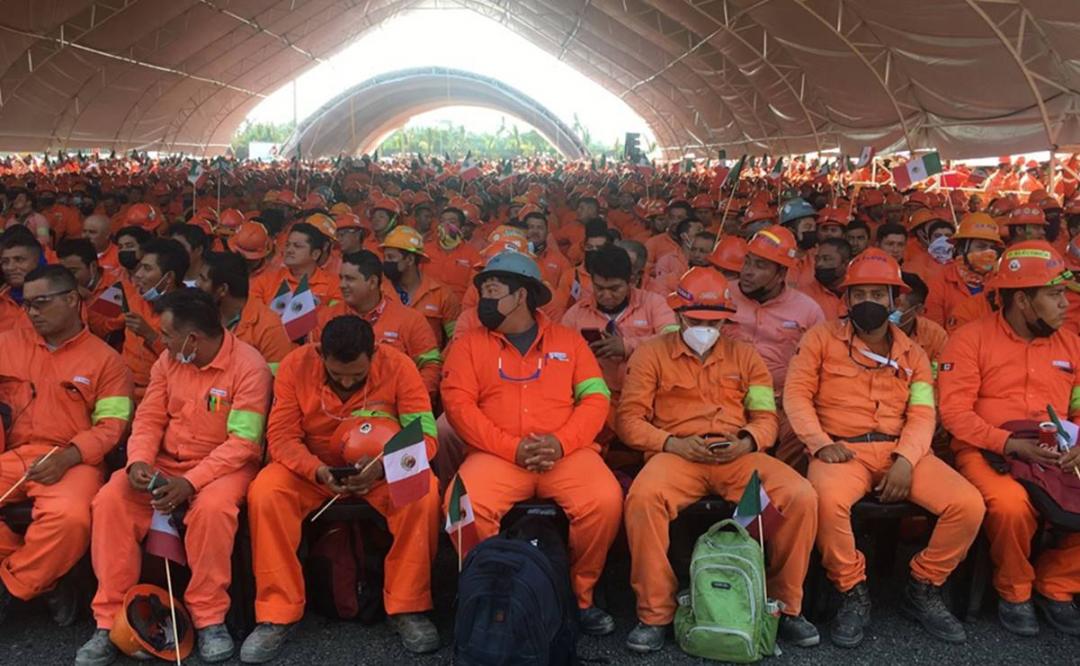 Trabajadores de la refinería Dos Bocas en festejo de López Obrador por Día del Trabajo. Foto: Especial