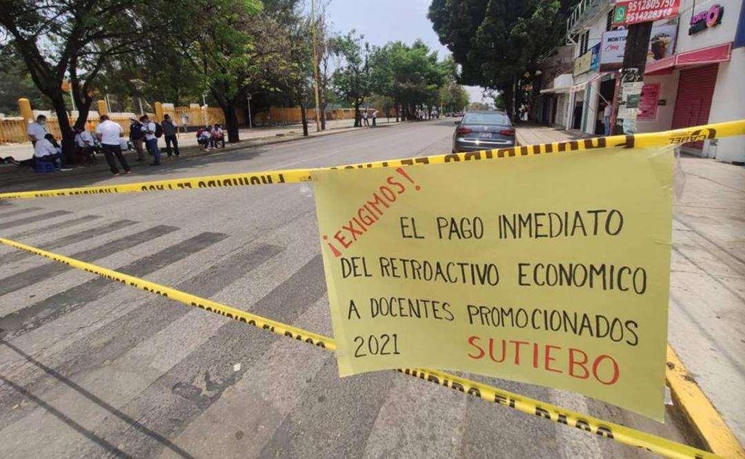 Con protesta, trabajadores del Instituto de Estudios de Bachillerato de Oaxaca exigen pago de retroactivos