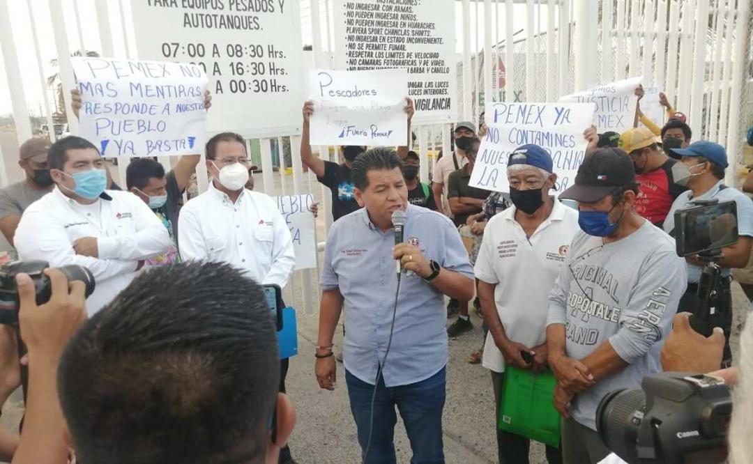 Pescadores de Salina Cruz exigen a Pemex cesar derrames de crudo y atender daños ambientales.