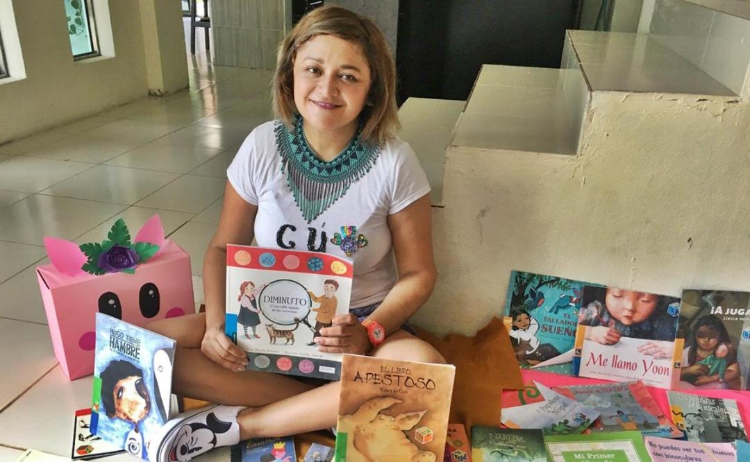 Con cuentos publicados en cartón, maestra de Loma Bonita, Oaxaca, cultiva en sus alumnos el amor por la escritura