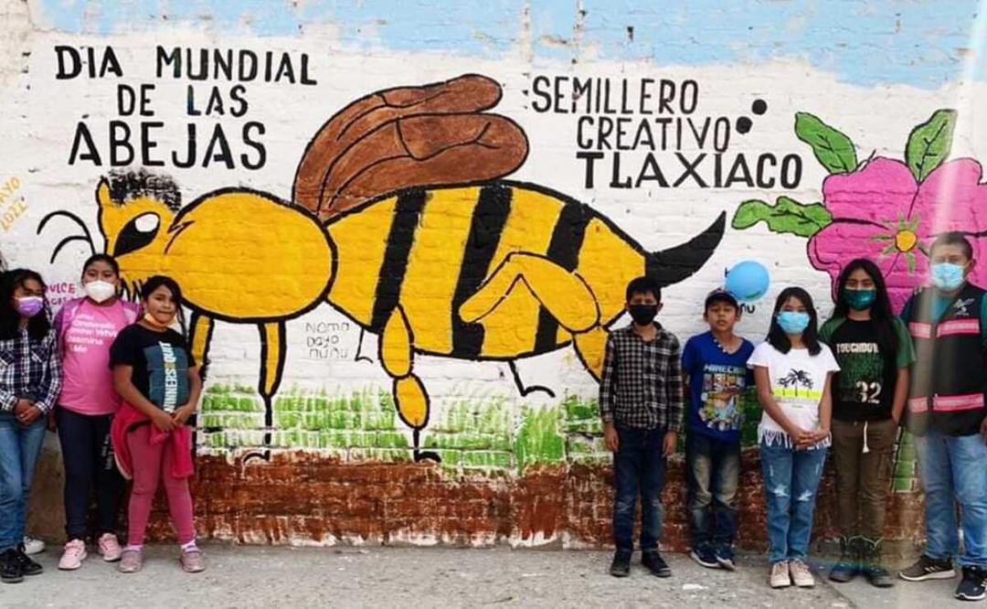 Niños, niñas y jóvenes crearon un mural en Tlaxiaco, Oaxaca, para crear conciencia sobre la importancia de las abejas.